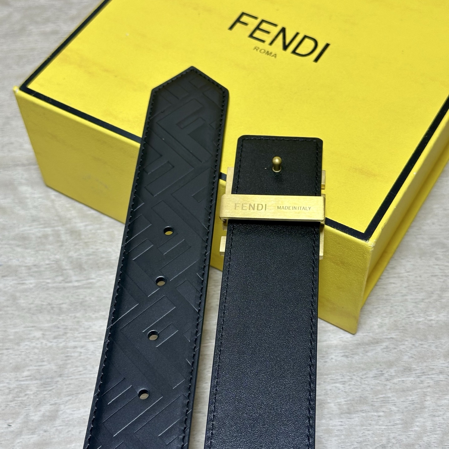 FENDl （芬迪）宽40MM双面原版小牛皮 搭配单钌钯电镀扣 完美的手感.油边 出众的设计.风格 高贵奢华 时尚大方 