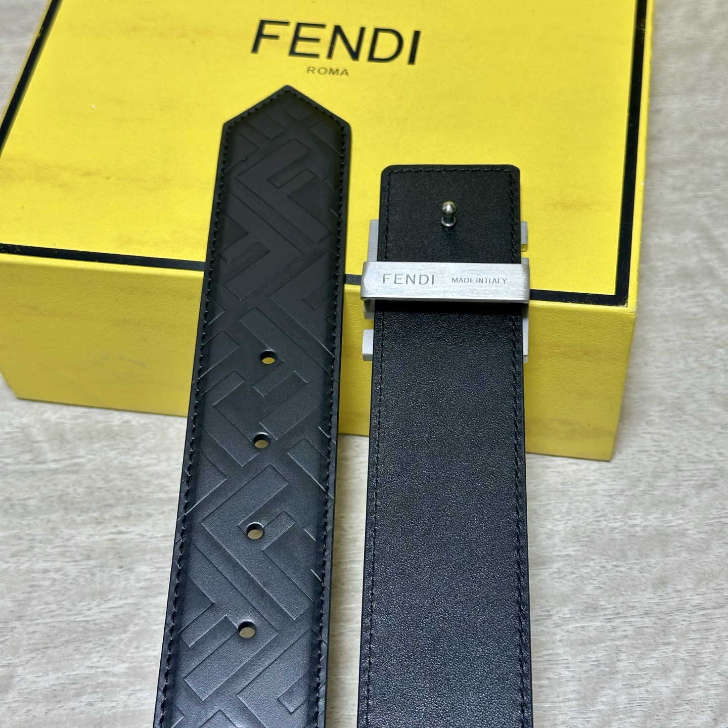 FENDl （芬迪）宽40MM双面原版小牛皮 搭配单钌钯电镀扣 完美的手感.油边 出众的设计.风格 高贵奢华 时尚大方 