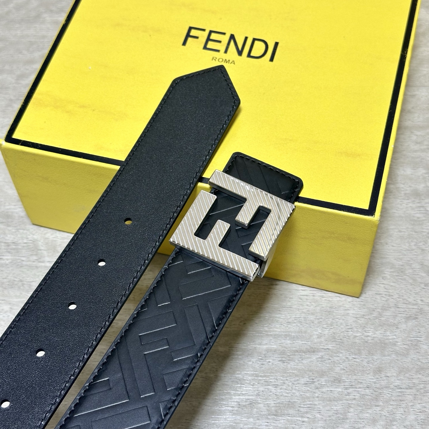 FENDl （芬迪）宽40MM双面原版小牛皮 搭配单钌钯电镀扣 完美的手感.油边 出众的设计.风格 高贵奢华 时尚大方 