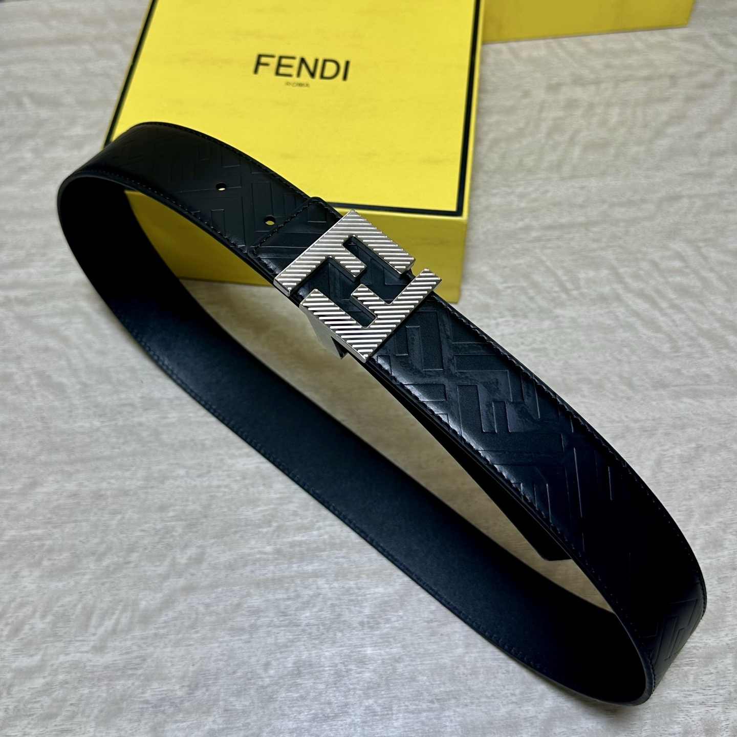 FENDl （芬迪）宽40MM双面原版小牛皮 搭配单钌钯电镀扣 完美的手感.油边 出众的设计.风格 高贵奢华 时尚大方 