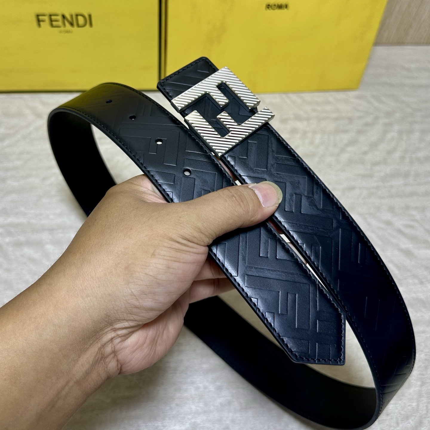 FENDl （芬迪）宽40MM双面原版小牛皮 搭配单钌钯电镀扣 完美的手感.油边 出众的设计.风格 高贵奢华 时尚大方 