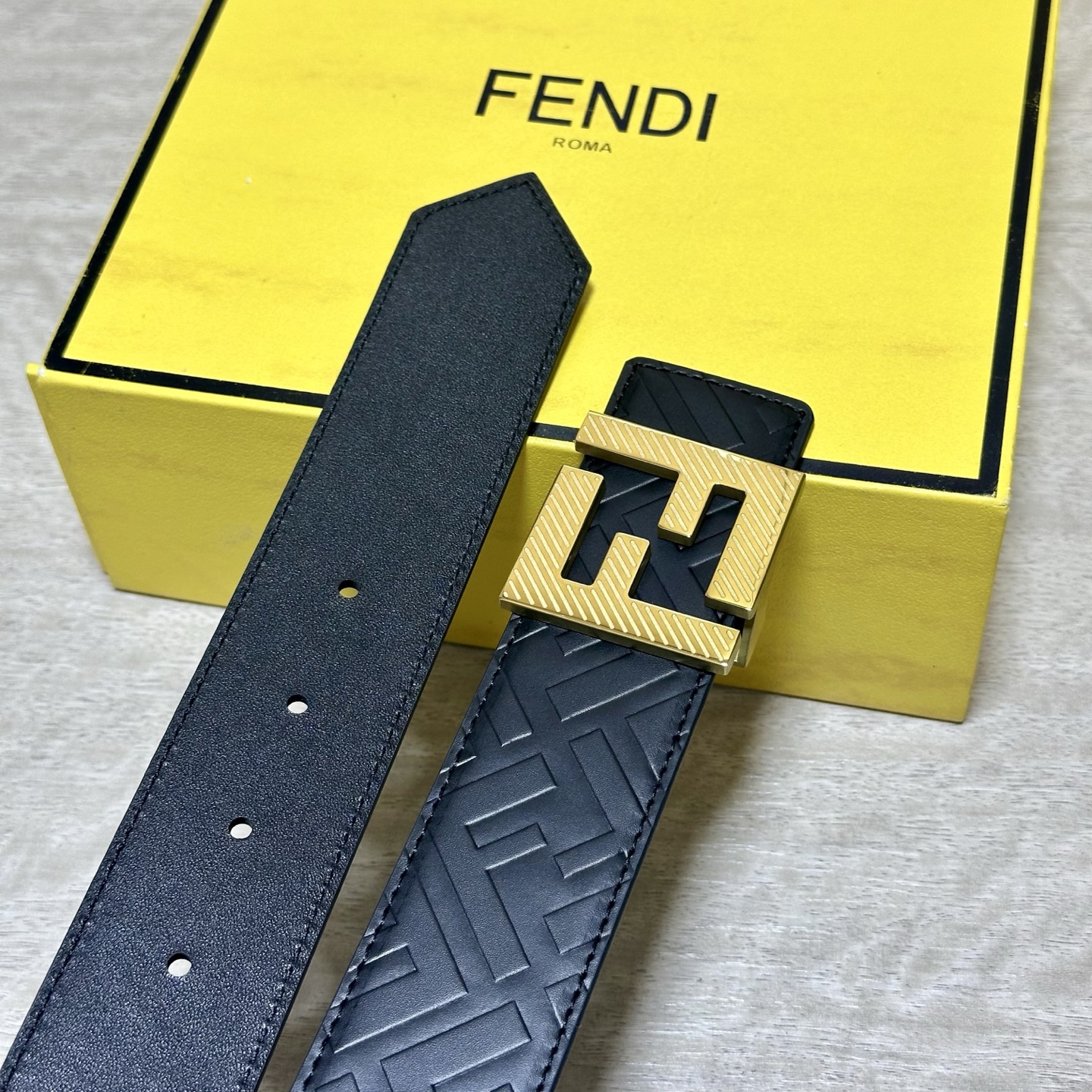FENDl （芬迪）宽40MM双面原版小牛皮 搭配单钌钯电镀扣 完美的手感.油边 出众的设计.风格 高贵奢华 时尚大方 
