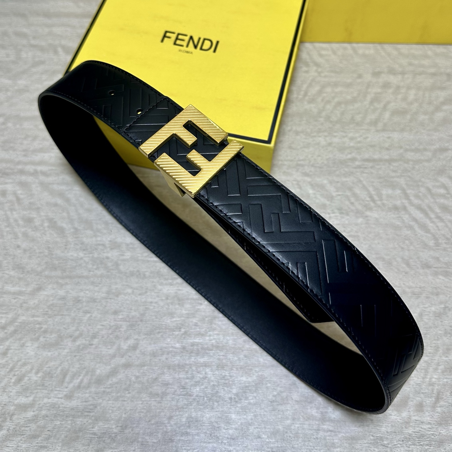 FENDl （芬迪）宽40MM双面原版小牛皮 搭配单钌钯电镀扣 完美的手感.油边 出众的设计.风格 高贵奢华 时尚大方 