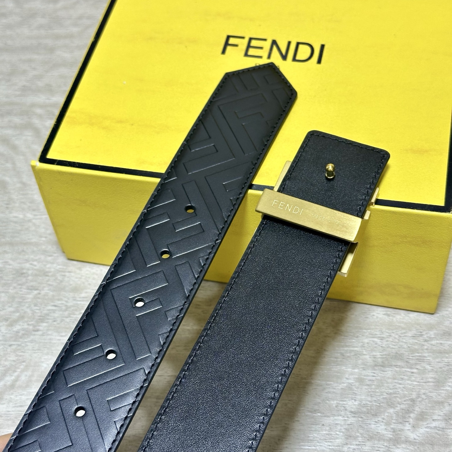 FENDl （芬迪）宽40MM双面原版小牛皮 搭配单钌钯电镀扣 完美的手感.油边 出众的设计.风格 高贵奢华 时尚大方 