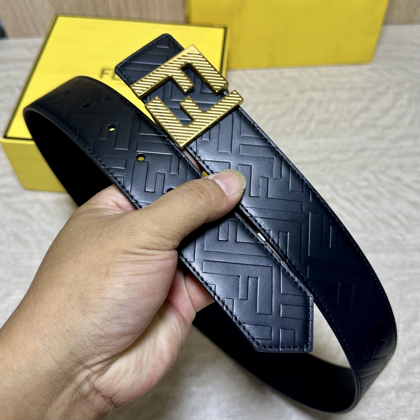 FENDl （芬迪）宽40MM双面原版小牛皮 搭配单钌钯电镀扣 完美的手感.油边 出众的设计.风格 高贵奢华 时尚大方 
