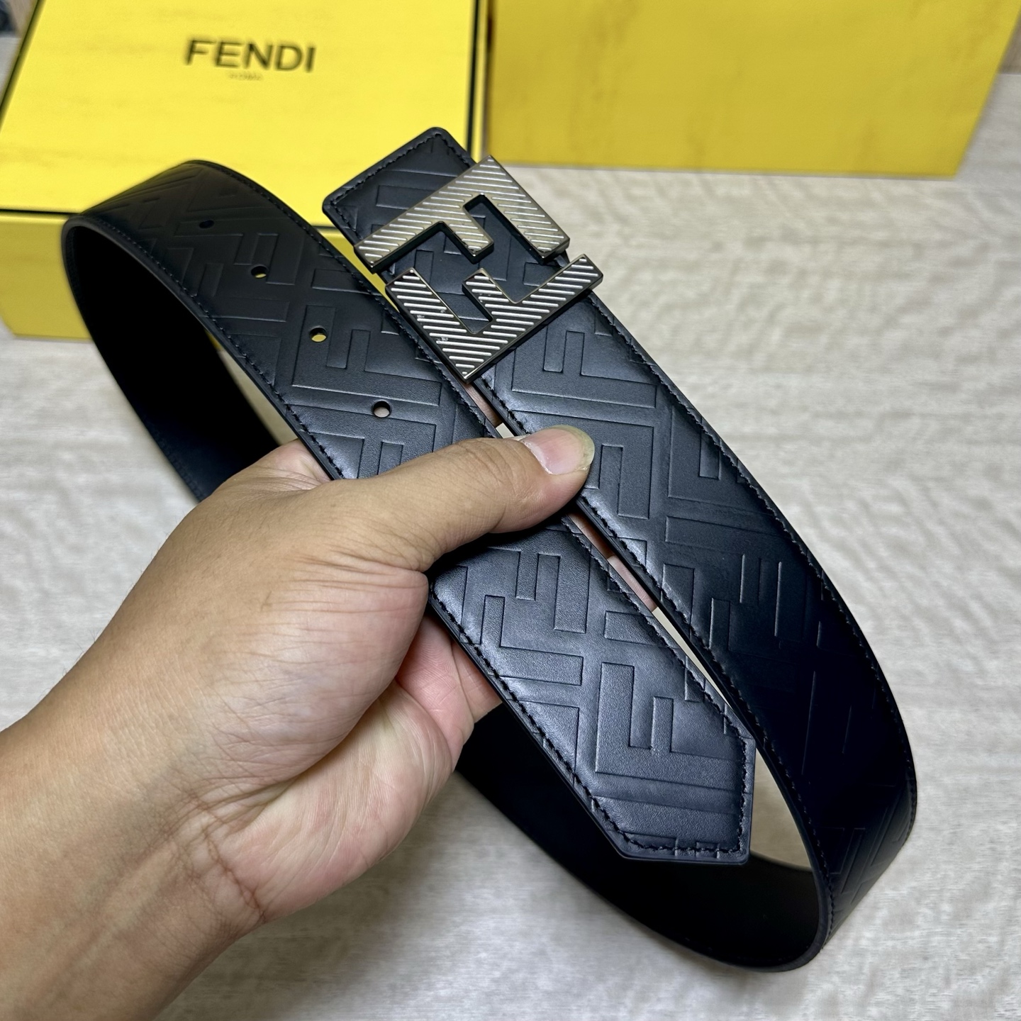 FENDl （芬迪）宽40MM双面原版小牛皮 搭配单钌钯电镀扣 完美的手感.油边 出众的设计.风格 高贵奢华 时尚大方 