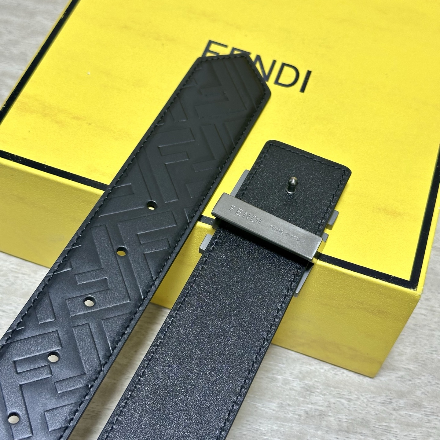 FENDl （芬迪）宽40MM双面原版小牛皮 搭配单钌钯电镀扣 完美的手感.油边 出众的设计.风格 高贵奢华 时尚大方 