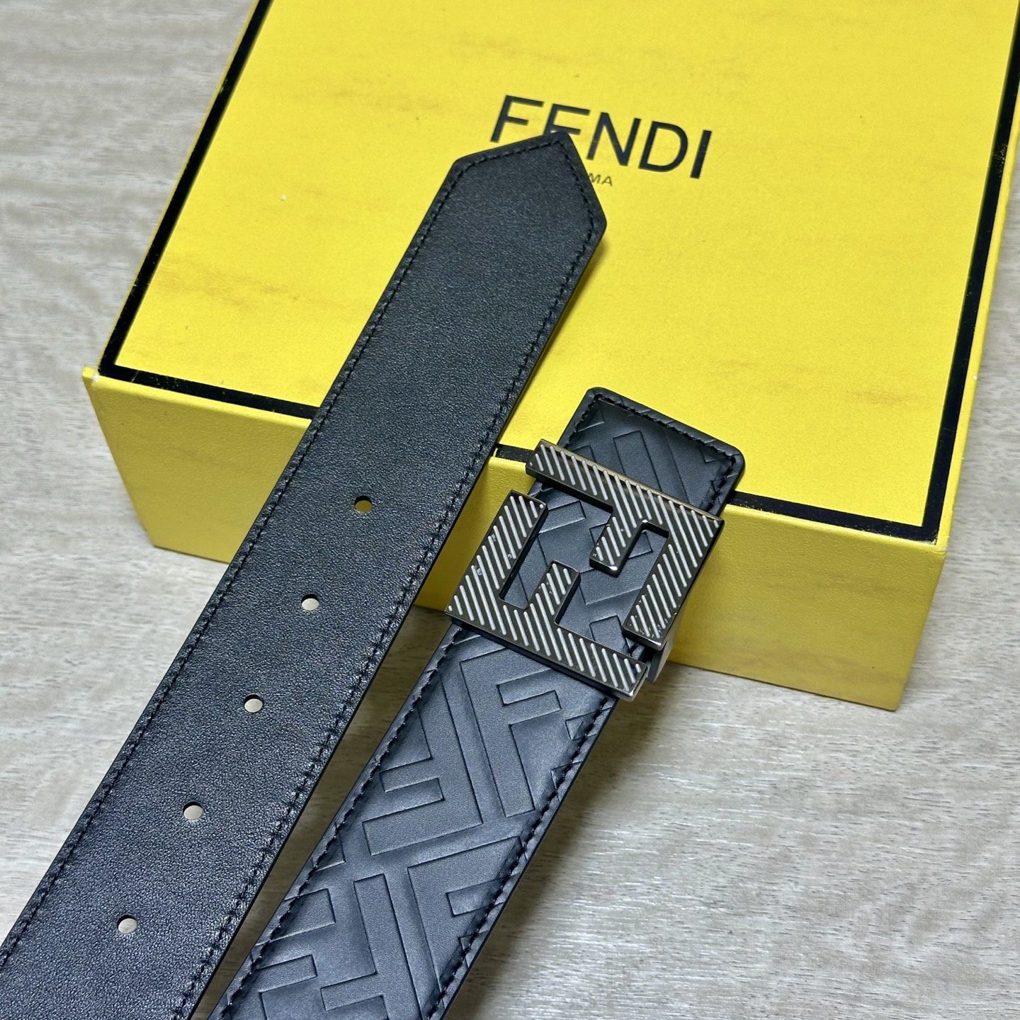 FENDl （芬迪）宽40MM双面原版小牛皮 搭配单钌钯电镀扣 完美的手感.油边 出众的设计.风格 高贵奢华 时尚大方 