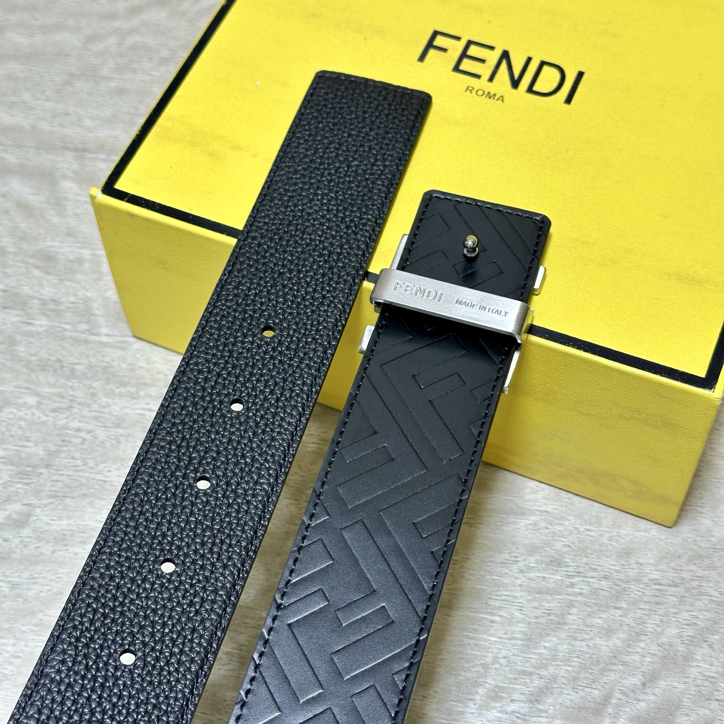 FENDl （芬迪）宽40MM双面原版小牛皮 搭配单钌钯电镀扣 完美的手感.油边 出众的设计.风格 高贵奢华 时尚大方 