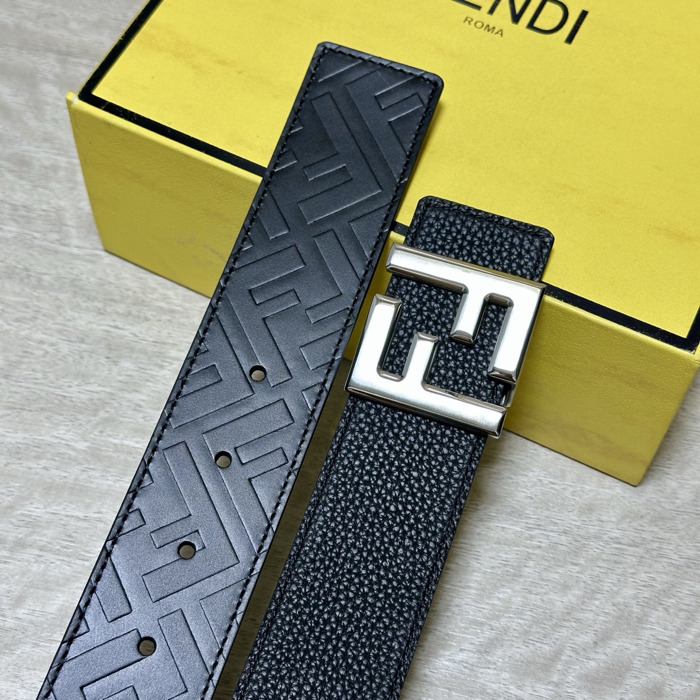 FENDl （芬迪）宽40MM双面原版小牛皮 搭配单钌钯电镀扣 完美的手感.油边 出众的设计.风格 高贵奢华 时尚大方 