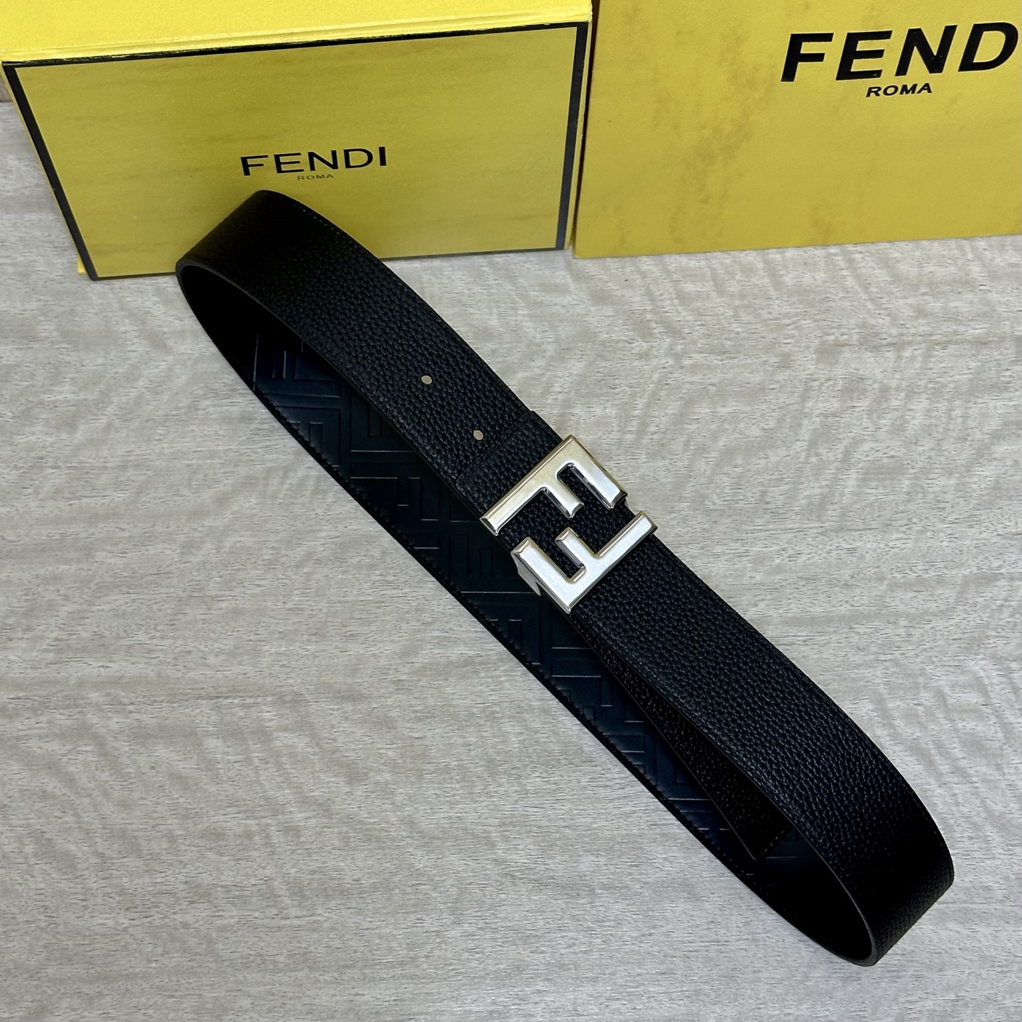 FENDl （芬迪）宽40MM双面原版小牛皮 搭配单钌钯电镀扣 完美的手感.油边 出众的设计.风格 高贵奢华 时尚大方 