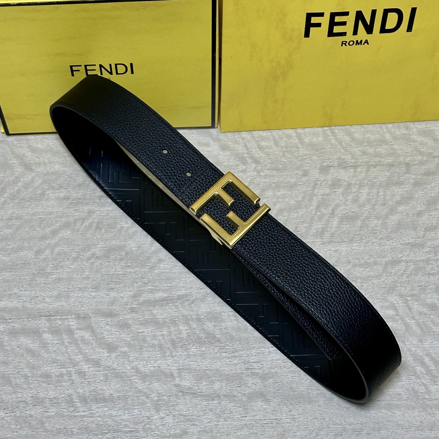 FENDl （芬迪）宽40MM双面原版小牛皮 搭配单钌钯电镀扣 完美的手感.油边 出众的设计.风格 高贵奢华 时尚大方 