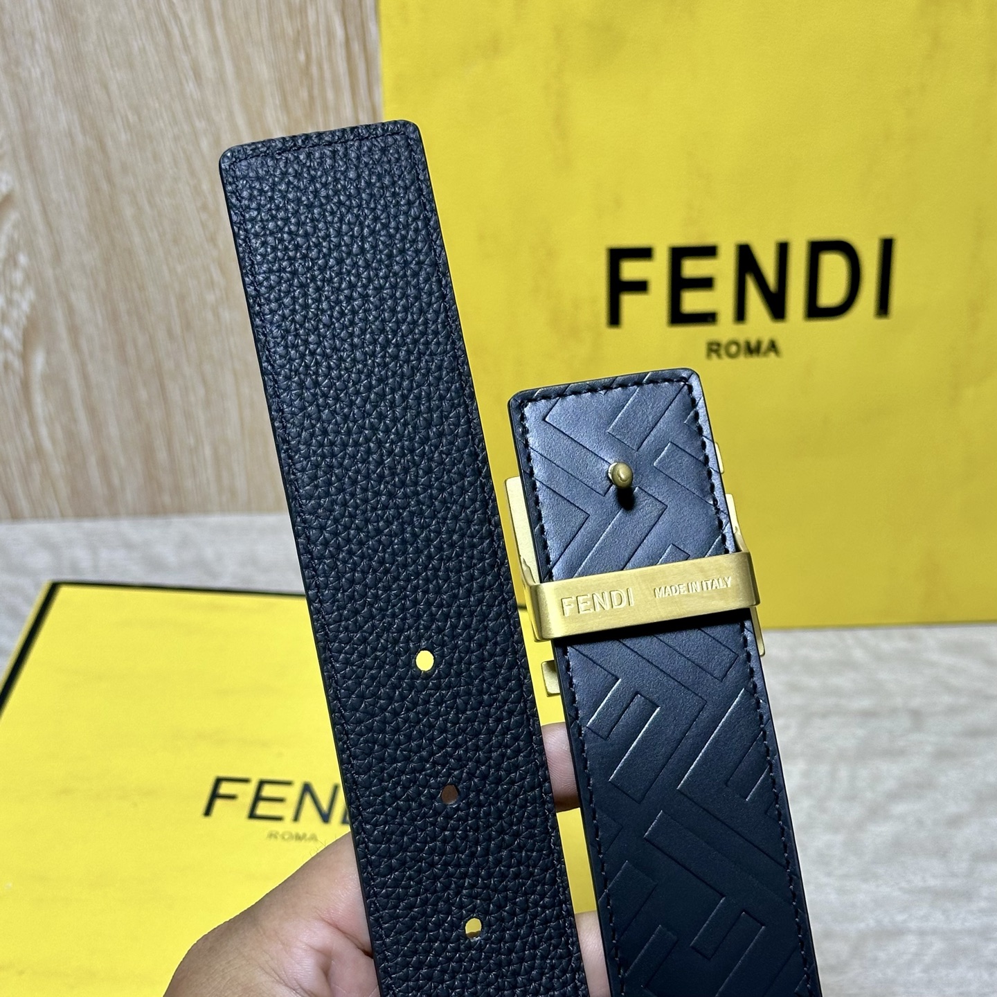 FENDl （芬迪）宽40MM双面原版小牛皮 搭配单钌钯电镀扣 完美的手感.油边 出众的设计.风格 高贵奢华 时尚大方 
