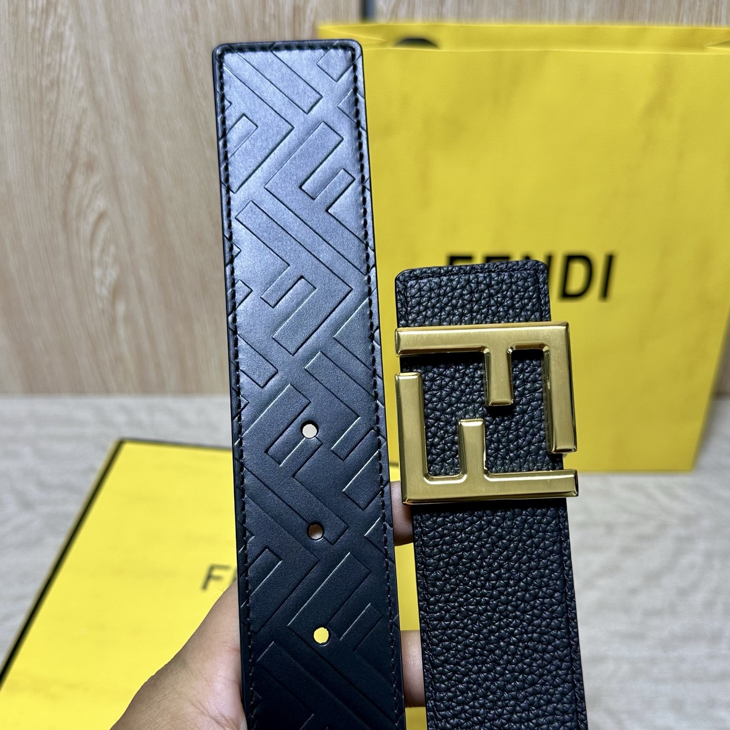 FENDl （芬迪）宽40MM双面原版小牛皮 搭配单钌钯电镀扣 完美的手感.油边 出众的设计.风格 高贵奢华 时尚大方 