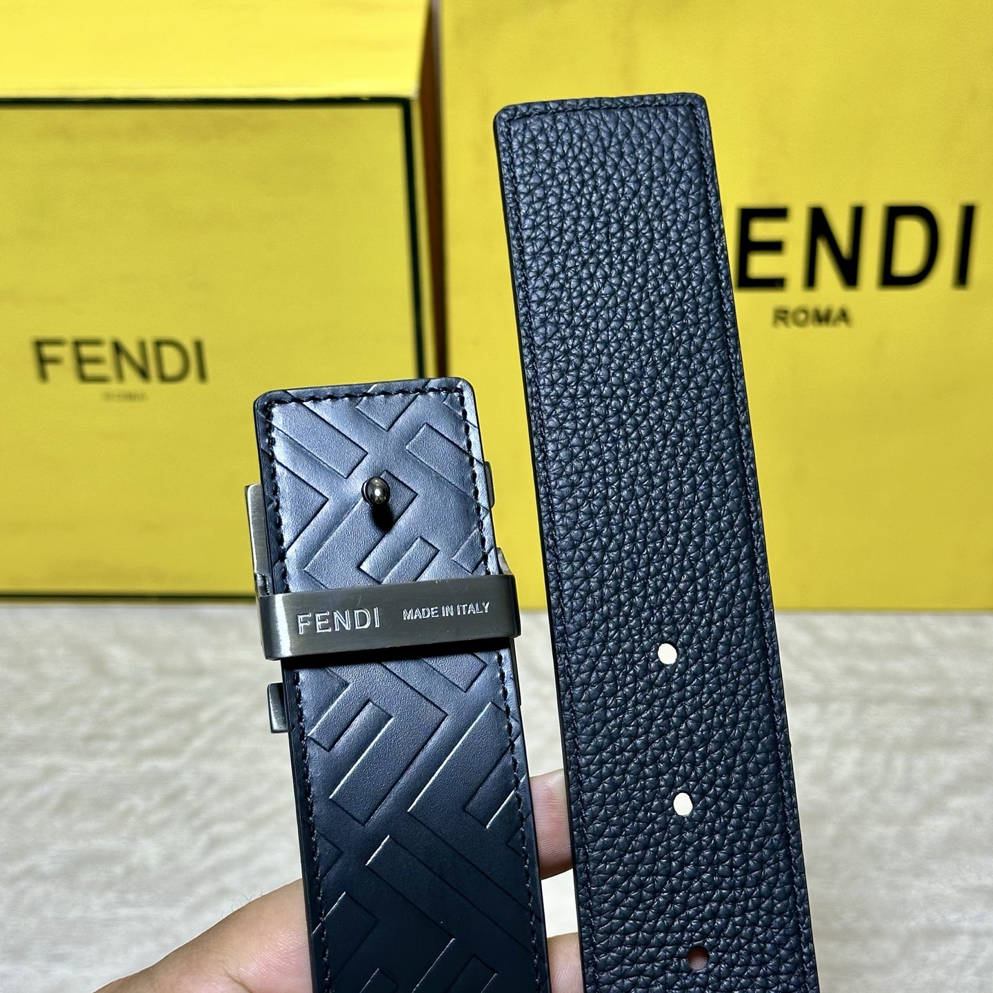 FENDl （芬迪）宽40MM双面原版小牛皮 搭配单钌钯电镀扣 完美的手感.油边 出众的设计.风格 高贵奢华 时尚大方 