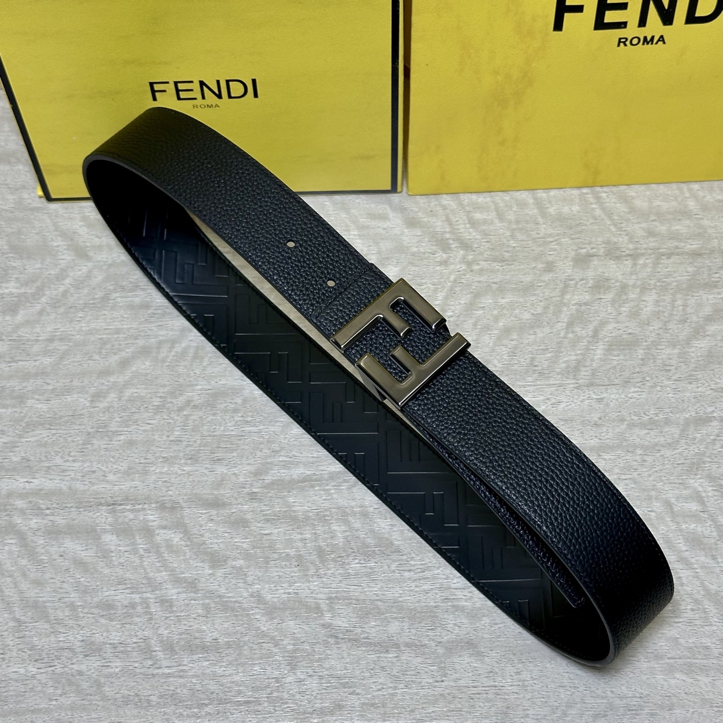 FENDl （芬迪）宽40MM双面原版小牛皮 搭配单钌钯电镀扣 完美的手感.油边 出众的设计.风格 高贵奢华 时尚大方 