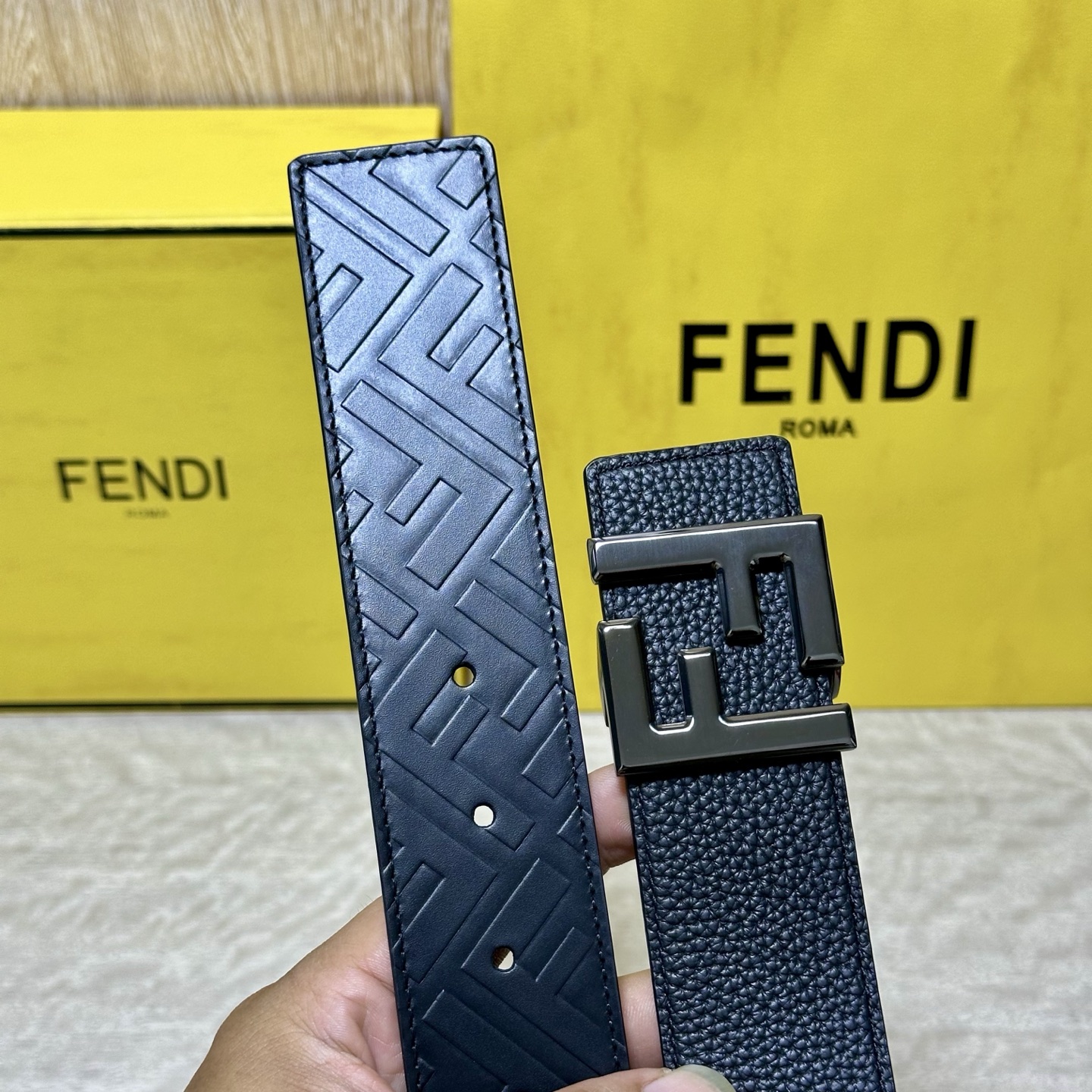 FENDl （芬迪）宽40MM双面原版小牛皮 搭配单钌钯电镀扣 完美的手感.油边 出众的设计.风格 高贵奢华 时尚大方 