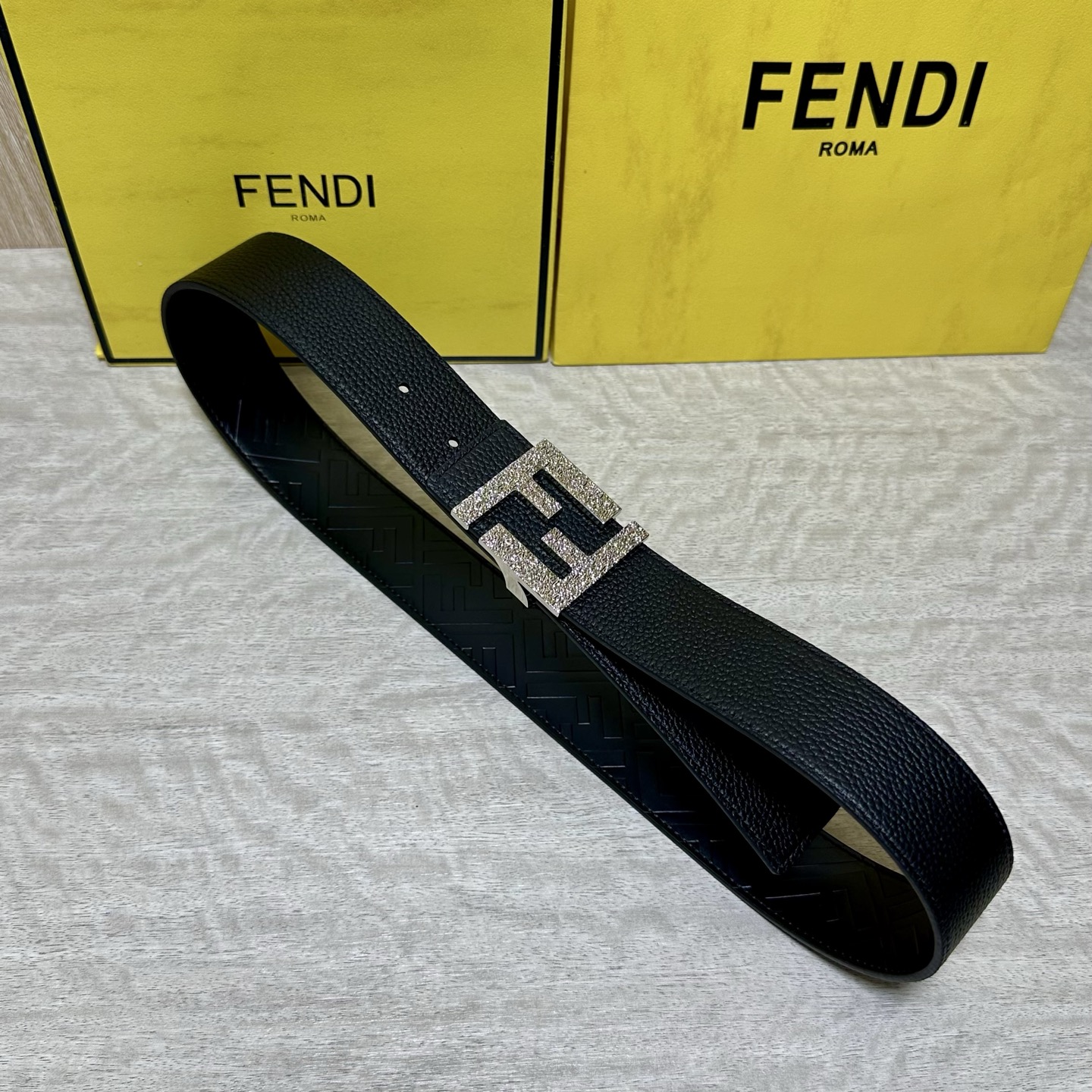 FENDl （芬迪）宽40MM双面原版小牛皮 搭配单钌钯电镀扣 完美的手感.油边 出众的设计.风格 高贵奢华 时尚大方 