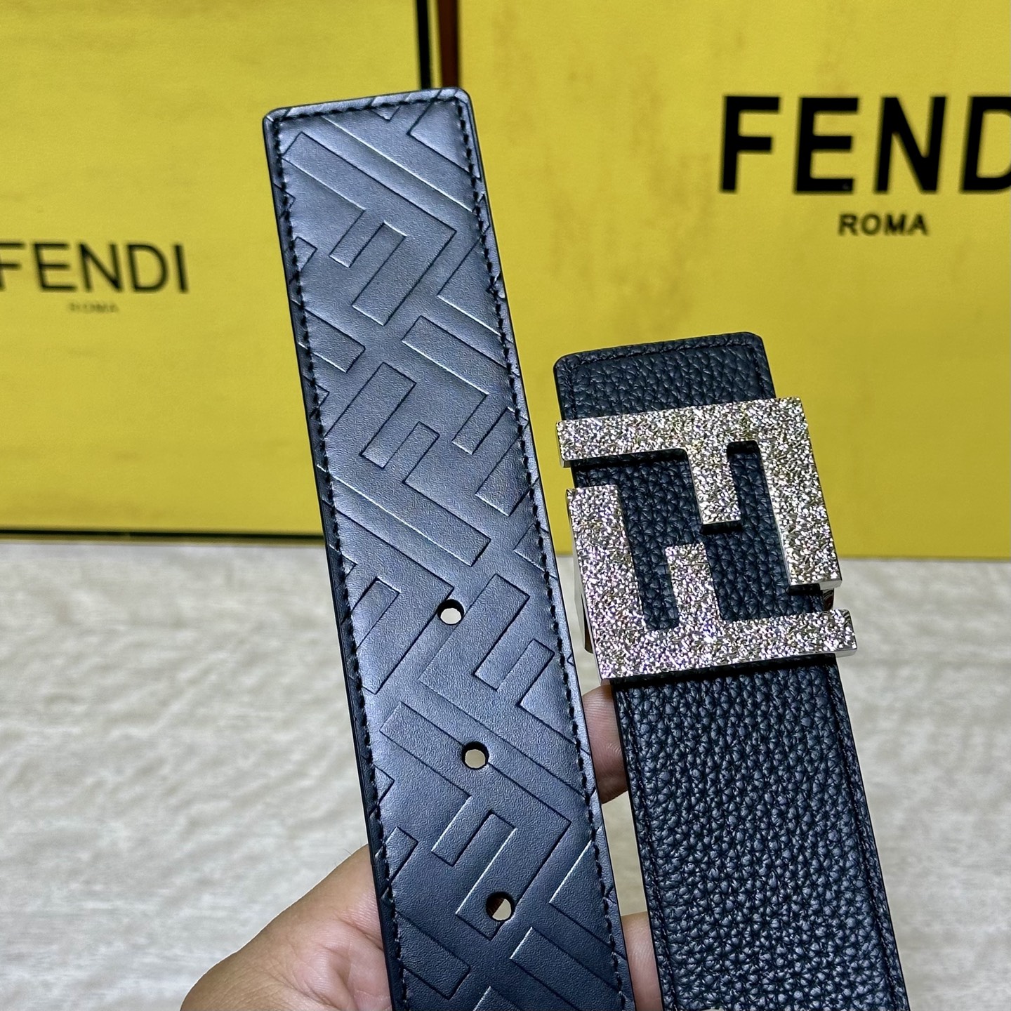 FENDl （芬迪）宽40MM双面原版小牛皮 搭配单钌钯电镀扣 完美的手感.油边 出众的设计.风格 高贵奢华 时尚大方 