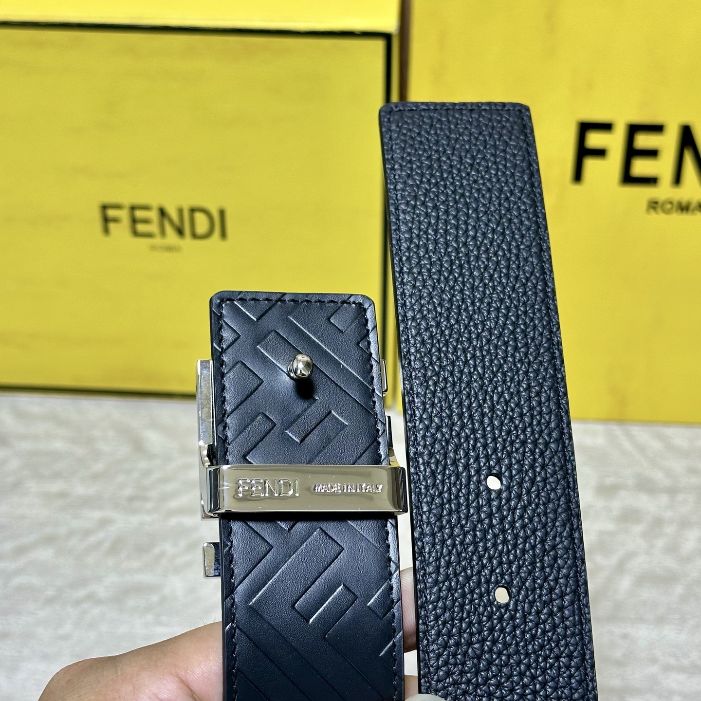 FENDl （芬迪）宽40MM双面原版小牛皮 搭配单钌钯电镀扣 完美的手感.油边 出众的设计.风格 高贵奢华 时尚大方 
