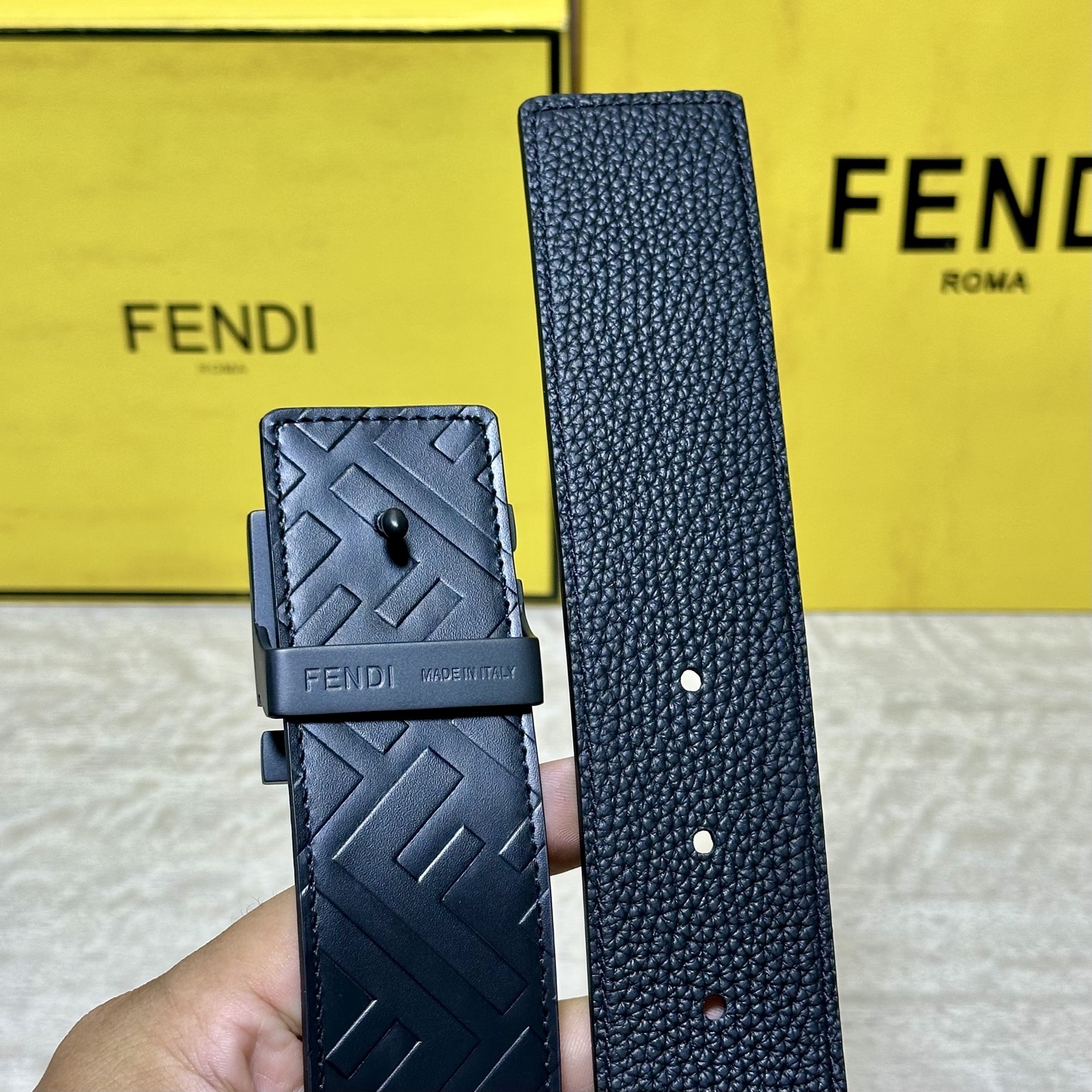 FENDl （芬迪）宽40MM双面原版小牛皮 搭配单钌钯电镀扣 完美的手感.油边 出众的设计.风格 高贵奢华 时尚大方 