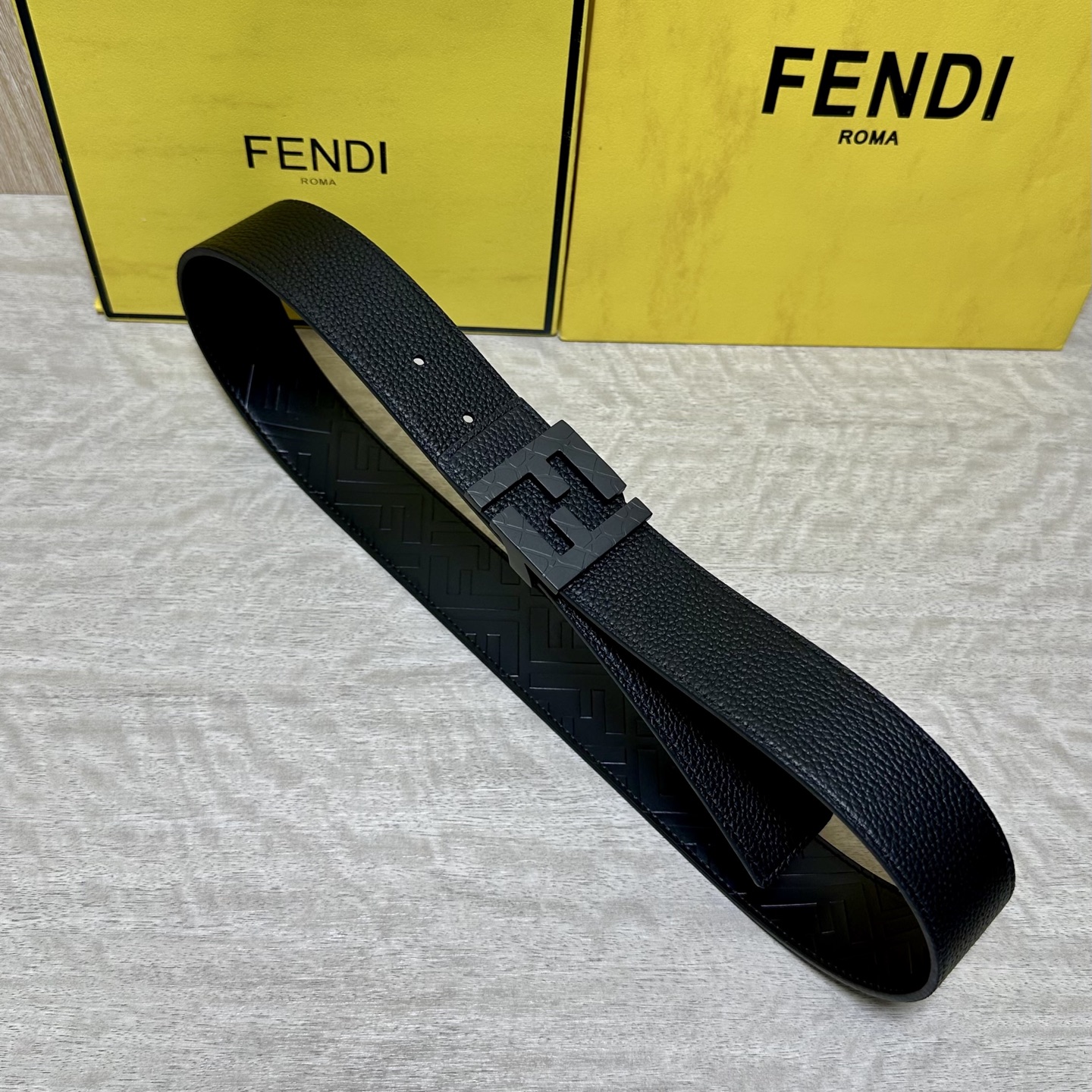 FENDl （芬迪）宽40MM双面原版小牛皮 搭配单钌钯电镀扣 完美的手感.油边 出众的设计.风格 高贵奢华 时尚大方 