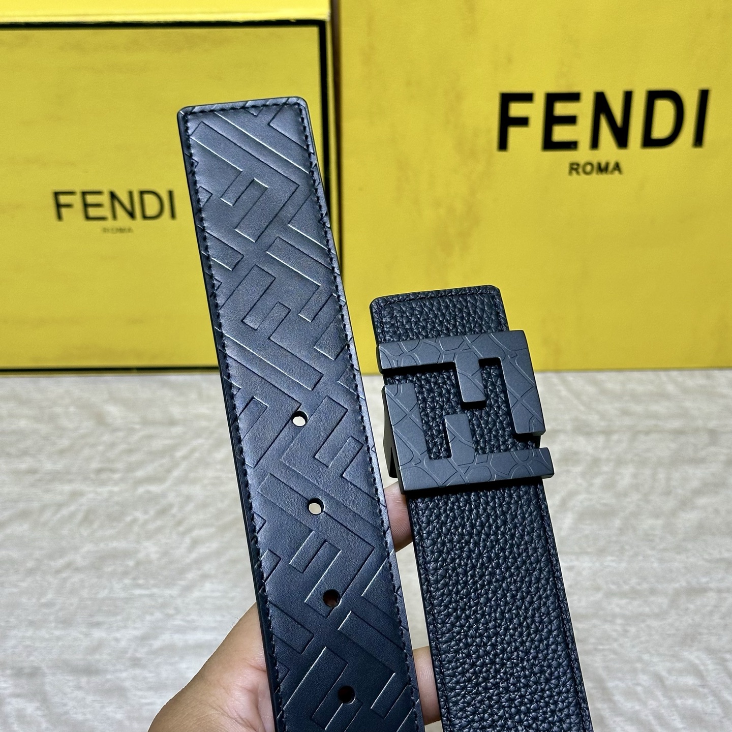 FENDl （芬迪）宽40MM双面原版小牛皮 搭配单钌钯电镀扣 完美的手感.油边 出众的设计.风格 高贵奢华 时尚大方 