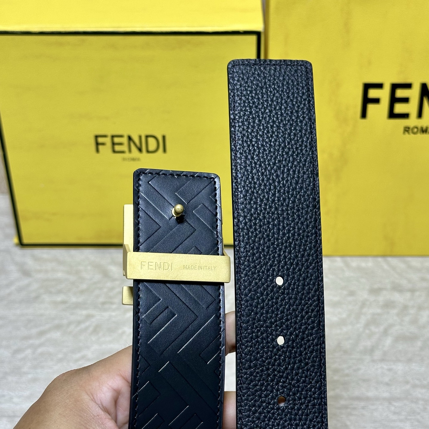 FENDl （芬迪）宽40MM双面原版小牛皮 搭配单钌钯电镀扣 完美的手感.油边 出众的设计.风格 高贵奢华 时尚大方 