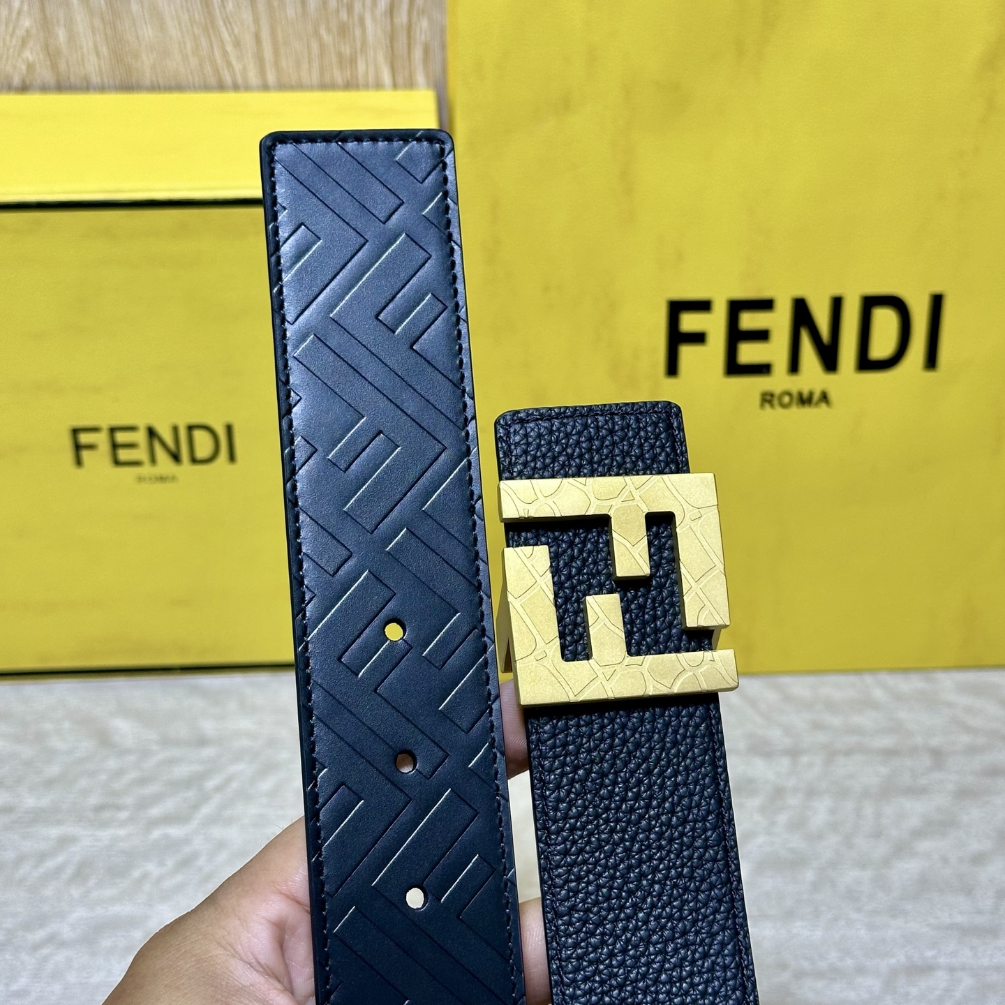 FENDl （芬迪）宽40MM双面原版小牛皮 搭配单钌钯电镀扣 完美的手感.油边 出众的设计.风格 高贵奢华 时尚大方 