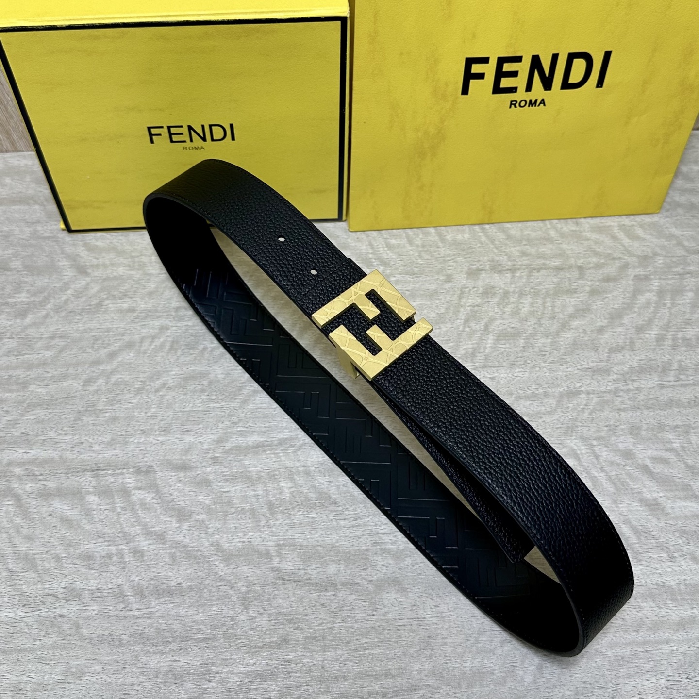 FENDl （芬迪）宽40MM双面原版小牛皮 搭配单钌钯电镀扣 完美的手感.油边 出众的设计.风格 高贵奢华 时尚大方 