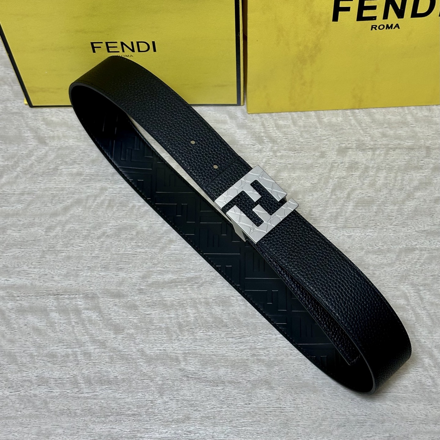 FENDl （芬迪）宽40MM双面原版小牛皮 搭配单钌钯电镀扣 完美的手感.油边 出众的设计.风格 高贵奢华 时尚大方 