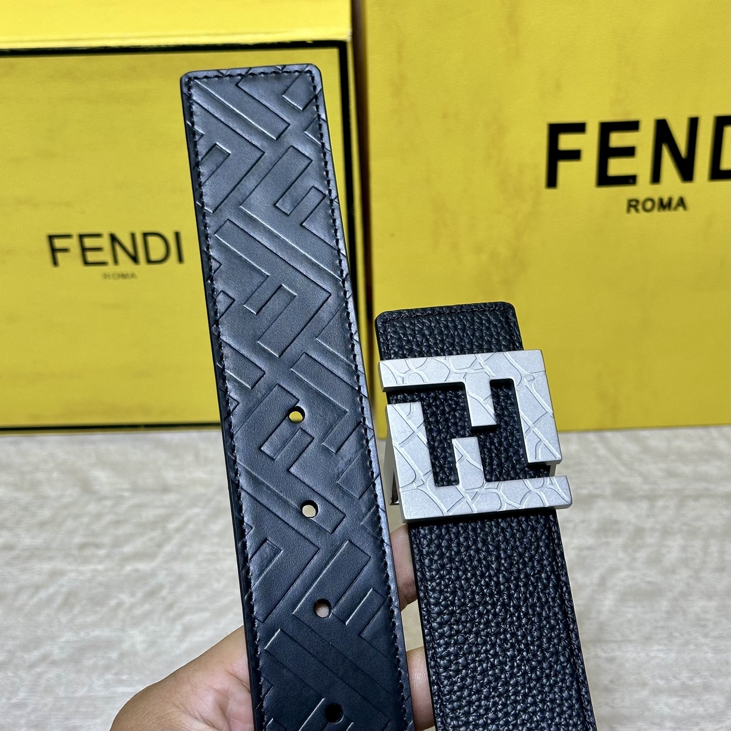 FENDl （芬迪）宽40MM双面原版小牛皮 搭配单钌钯电镀扣 完美的手感.油边 出众的设计.风格 高贵奢华 时尚大方 