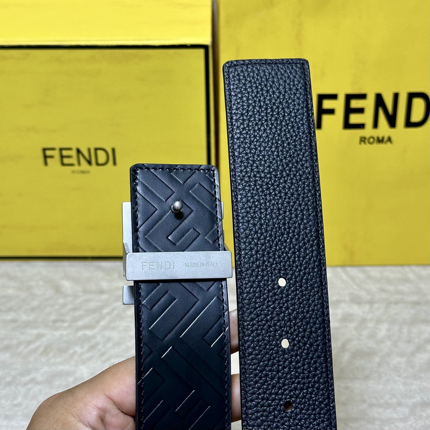 FENDl （芬迪）宽40MM双面原版小牛皮 搭配单钌钯电镀扣 完美的手感.油边 出众的设计.风格 高贵奢华 时尚大方 