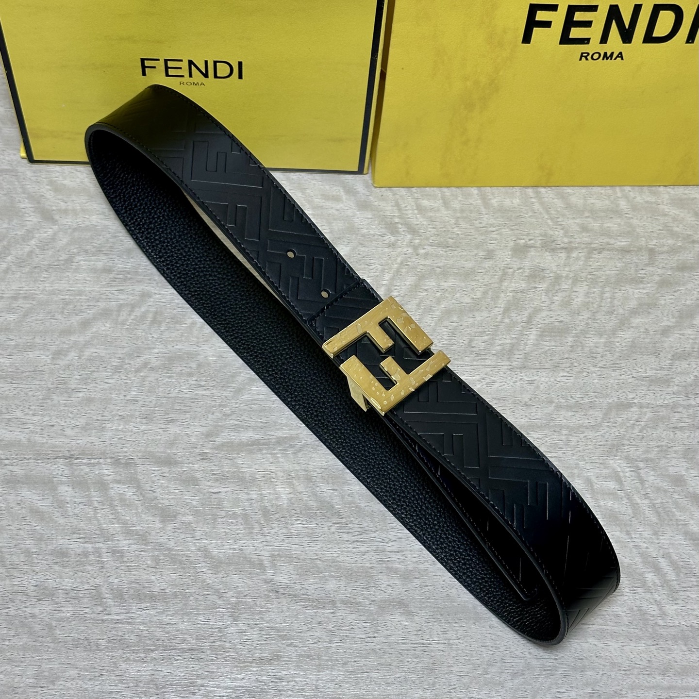 FENDl （芬迪）宽40MM双面原版小牛皮 搭配单钌钯电镀扣 完美的手感.油边 出众的设计.风格 高贵奢华 时尚大方 