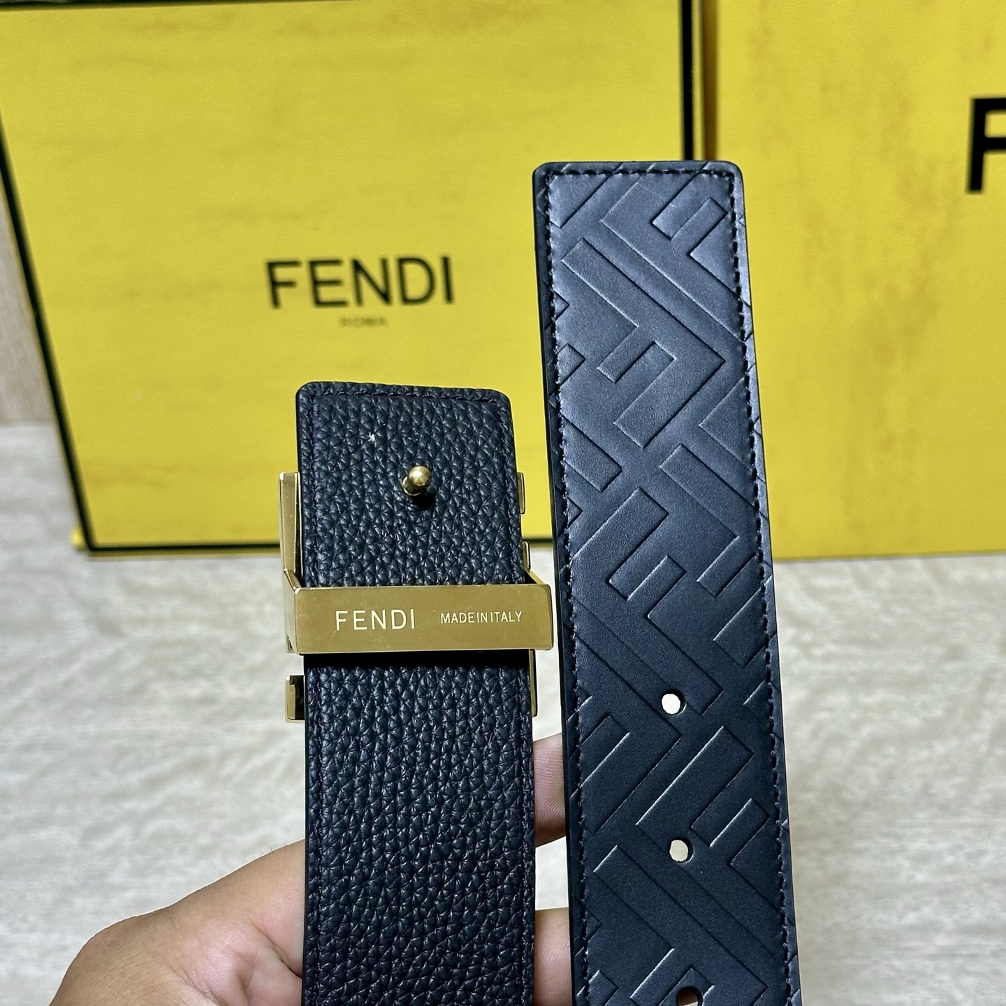 FENDl （芬迪）宽40MM双面原版小牛皮 搭配单钌钯电镀扣 完美的手感.油边 出众的设计.风格 高贵奢华 时尚大方 