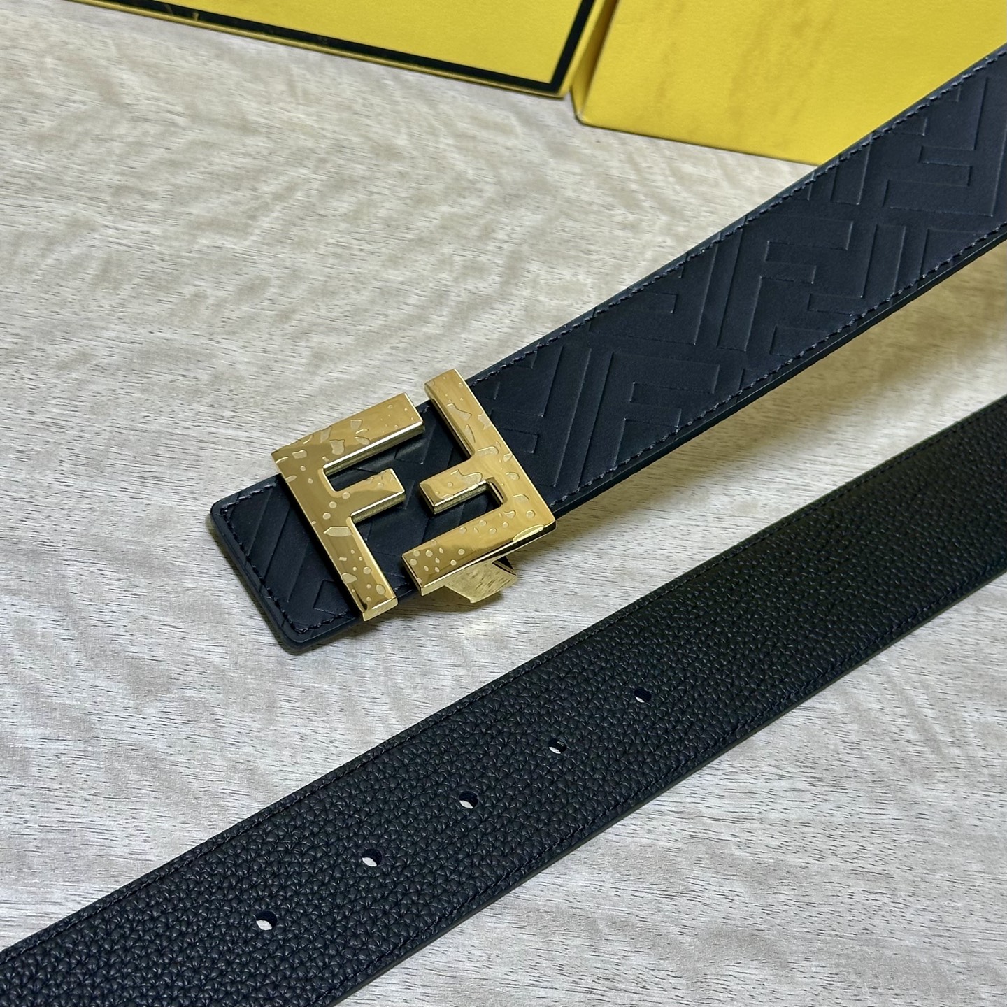 FENDl （芬迪）宽40MM双面原版小牛皮 搭配单钌钯电镀扣 完美的手感.油边 出众的设计.风格 高贵奢华 时尚大方 