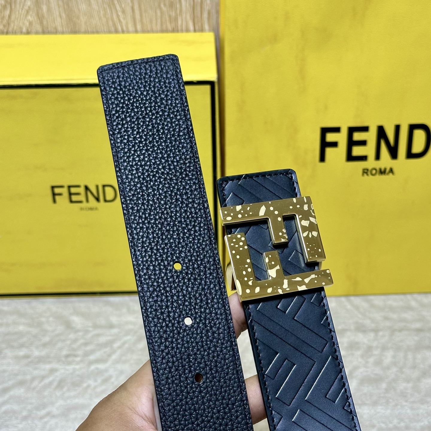 FENDl （芬迪）宽40MM双面原版小牛皮 搭配单钌钯电镀扣 完美的手感.油边 出众的设计.风格 高贵奢华 时尚大方 