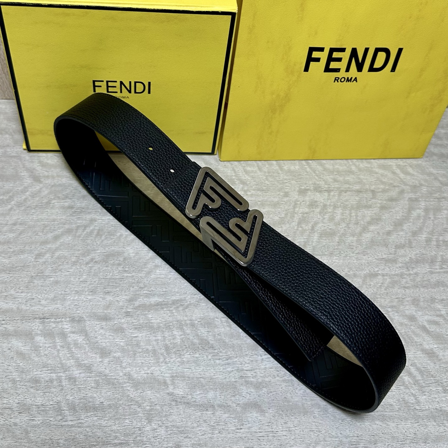 FENDl （芬迪）宽40MM双面原版小牛皮 搭配单钌钯电镀扣 完美的手感.油边 出众的设计.风格 高贵奢华 时尚大方 