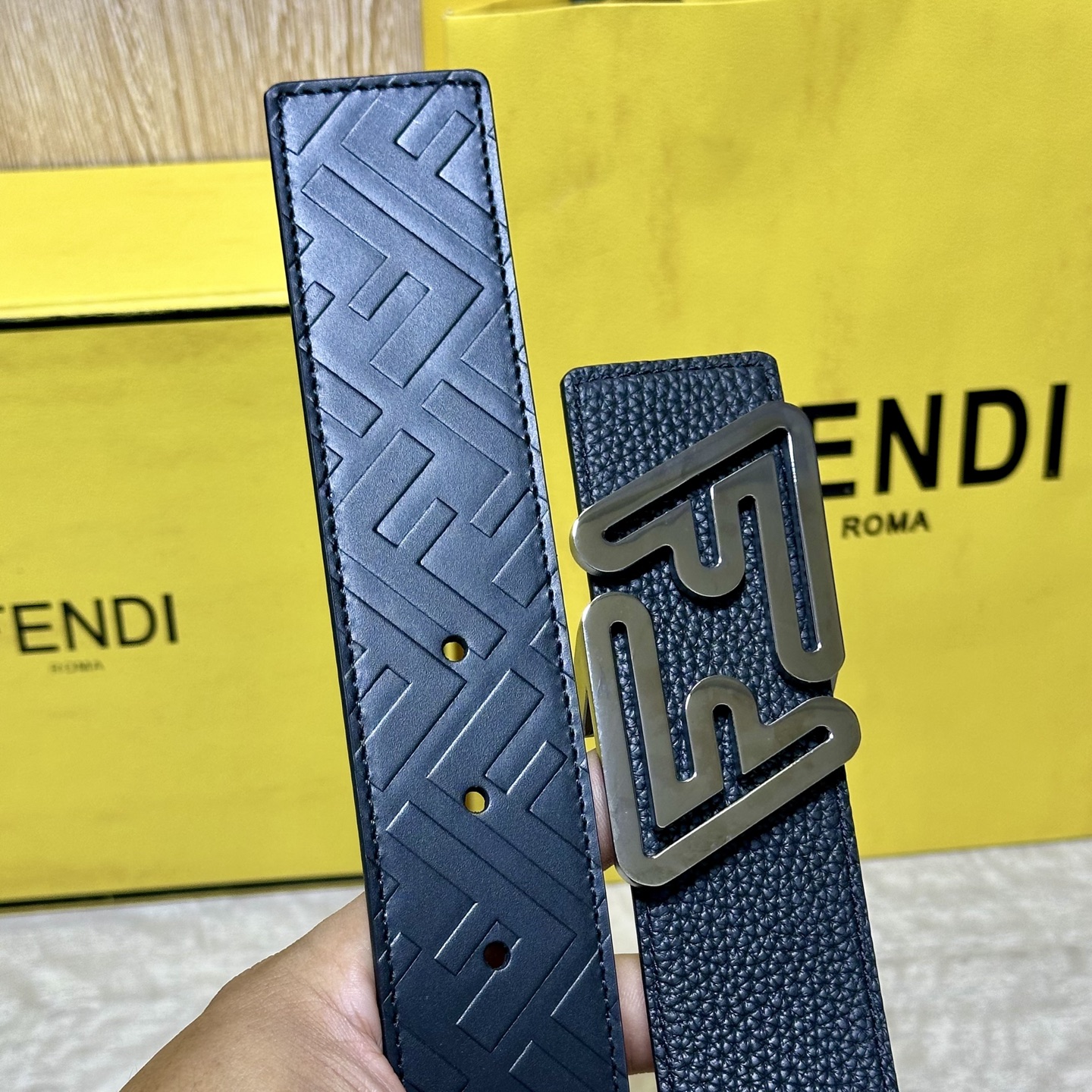 FENDl （芬迪）宽40MM双面原版小牛皮 搭配单钌钯电镀扣 完美的手感.油边 出众的设计.风格 高贵奢华 时尚大方 