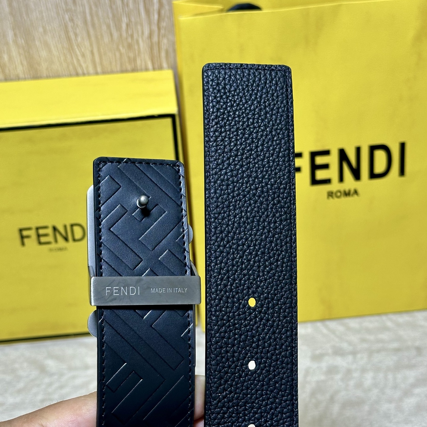 FENDl （芬迪）宽40MM双面原版小牛皮 搭配单钌钯电镀扣 完美的手感.油边 出众的设计.风格 高贵奢华 时尚大方 
