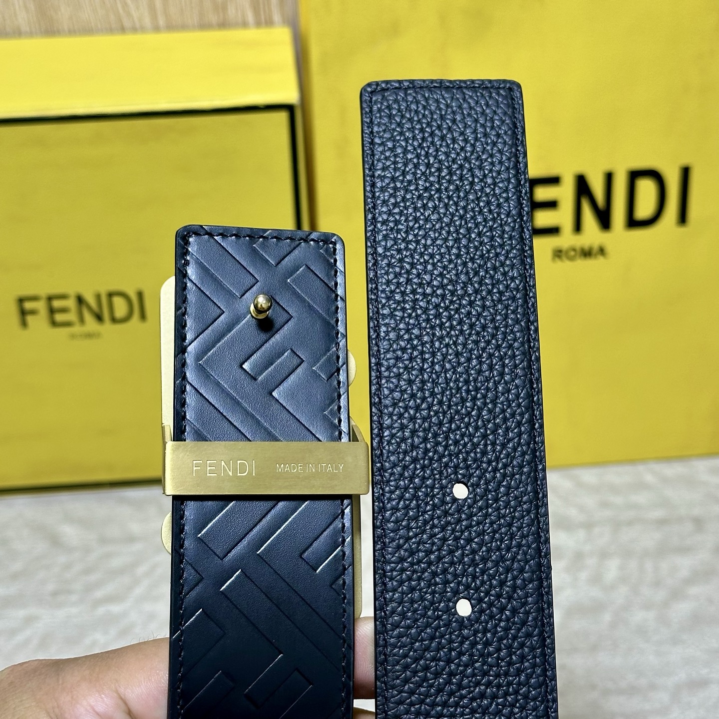 FENDl （芬迪）宽40MM双面原版小牛皮 搭配单钌钯电镀扣 完美的手感.油边 出众的设计.风格 高贵奢华 时尚大方 
