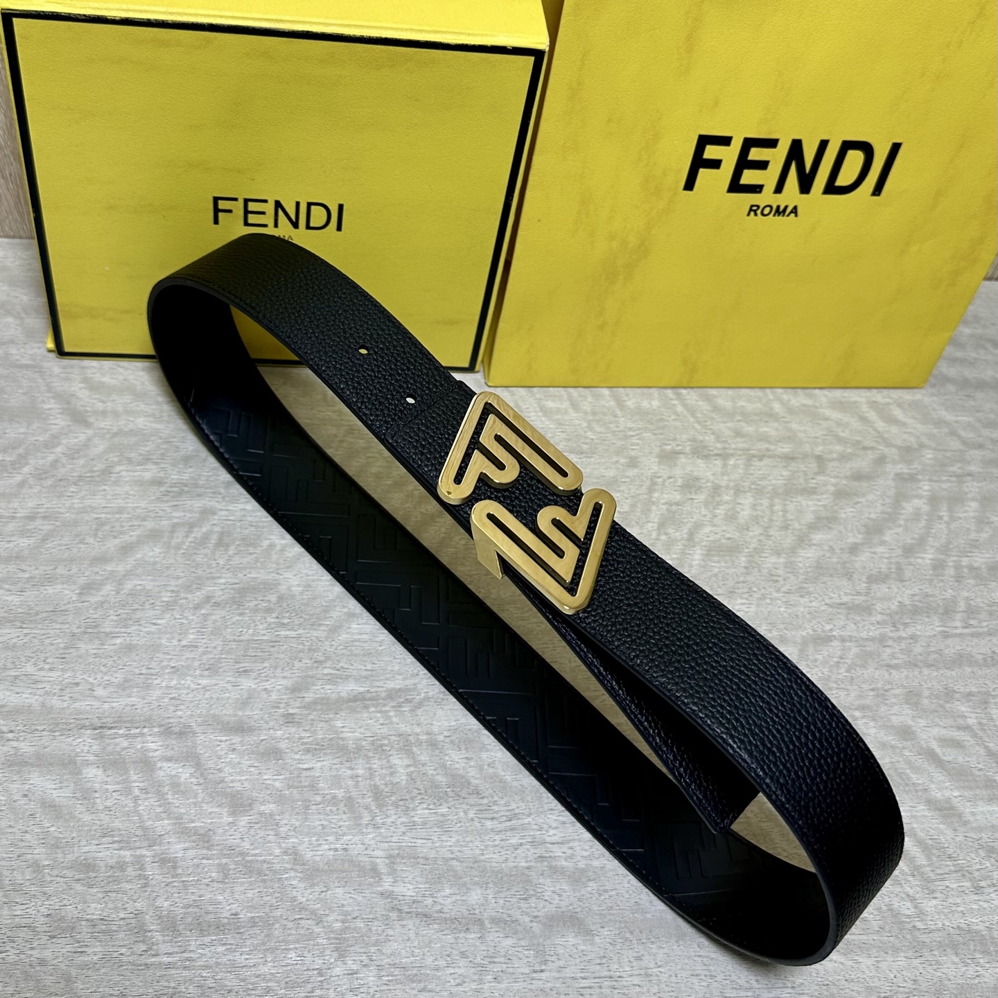 FENDl （芬迪）宽40MM双面原版小牛皮 搭配单钌钯电镀扣 完美的手感.油边 出众的设计.风格 高贵奢华 时尚大方 