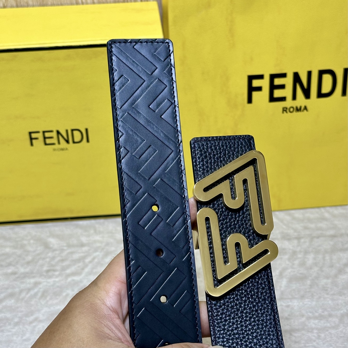 FENDl （芬迪）宽40MM双面原版小牛皮 搭配单钌钯电镀扣 完美的手感.油边 出众的设计.风格 高贵奢华 时尚大方 