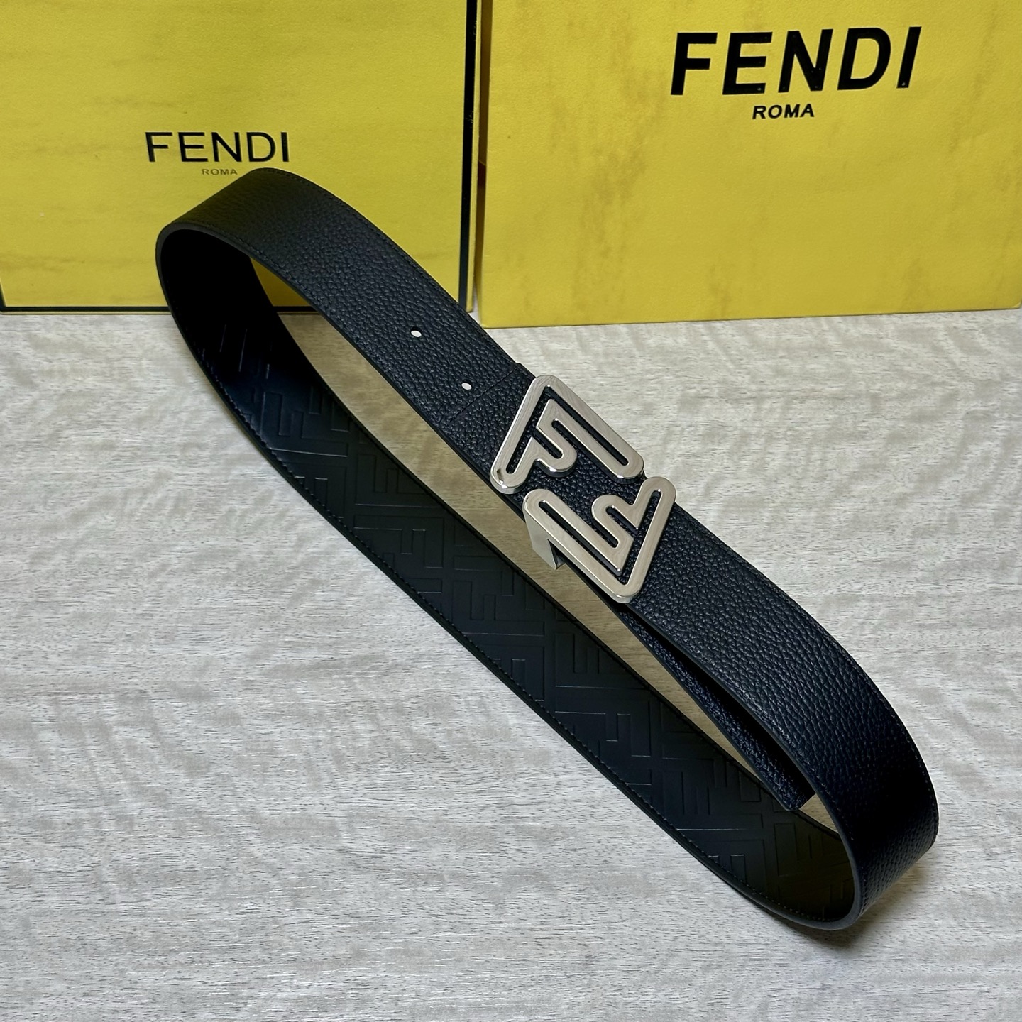 FENDl （芬迪）宽40MM双面原版小牛皮 搭配单钌钯电镀扣 完美的手感.油边 出众的设计.风格 高贵奢华 时尚大方 