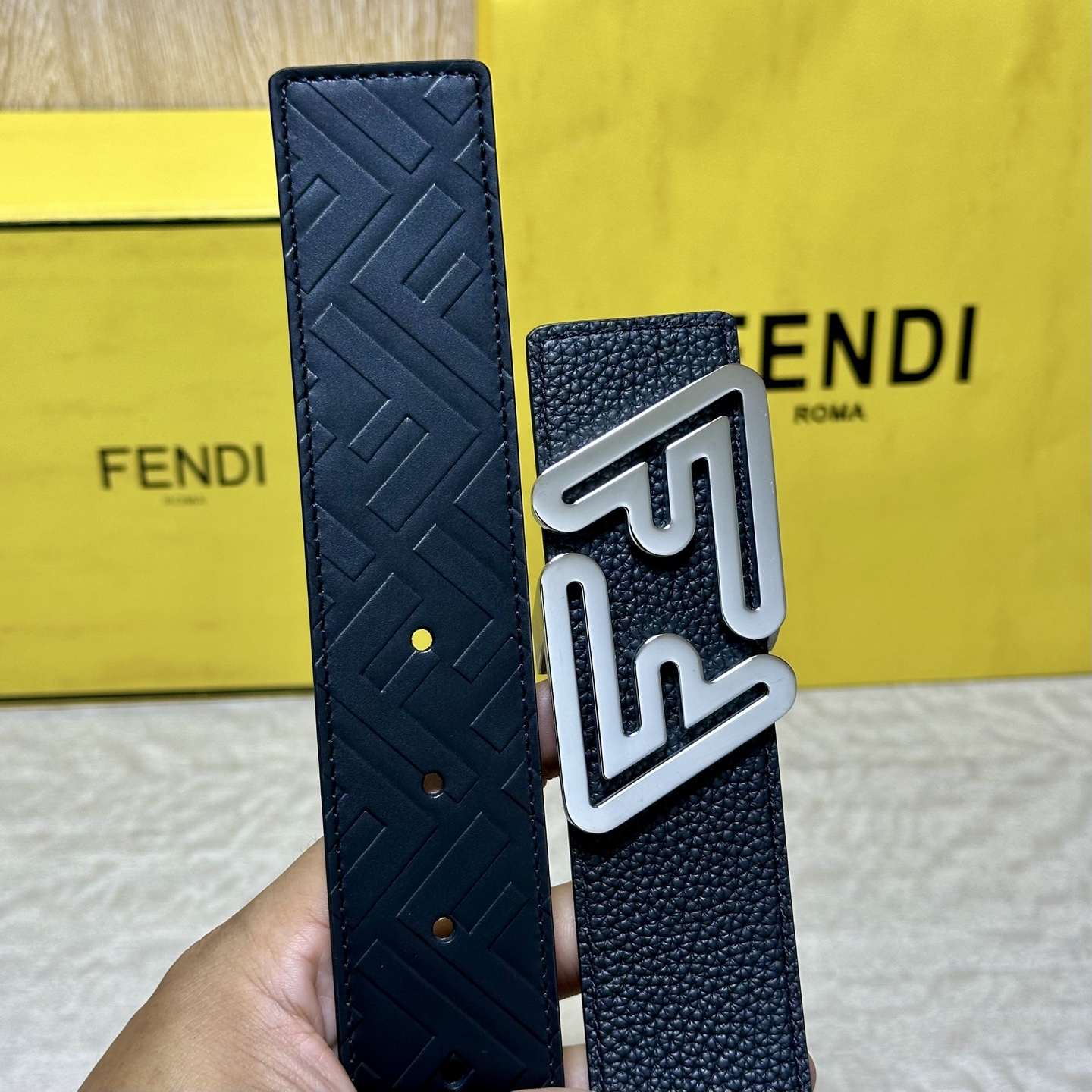 FENDl （芬迪）宽40MM双面原版小牛皮 搭配单钌钯电镀扣 完美的手感.油边 出众的设计.风格 高贵奢华 时尚大方 