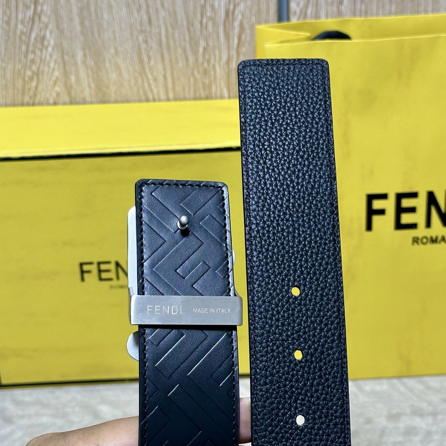 FENDl （芬迪）宽40MM双面原版小牛皮 搭配单钌钯电镀扣 完美的手感.油边 出众的设计.风格 高贵奢华 时尚大方 