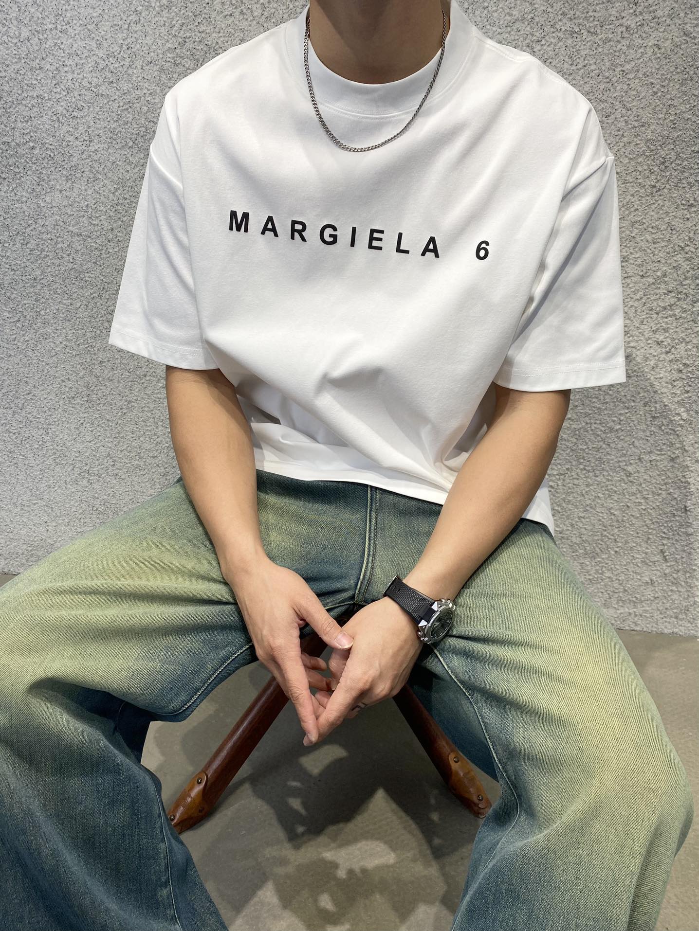 W-0马吉拉mm6/Margiela字母发泡印花宽松休闲通勤百搭男女款t恤以其独特的设计风格和时尚感成为
