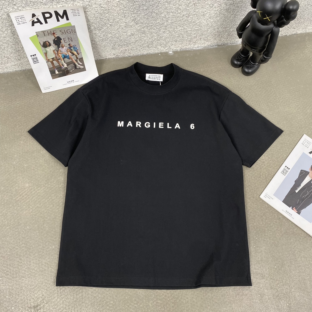 W-0马吉拉mm6/Margiela字母发泡印花宽松休闲通勤百搭男女款t恤以其独特的设计风格和时尚感成为