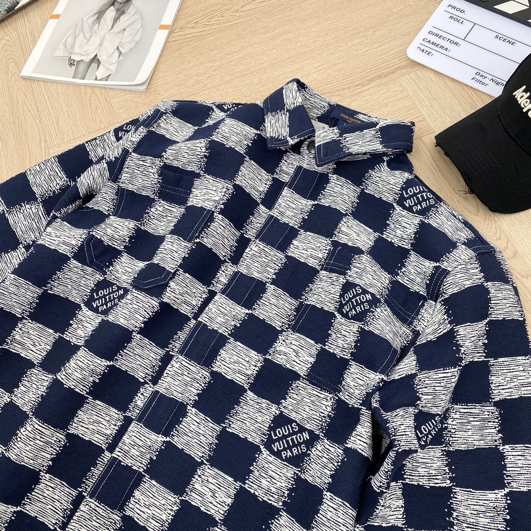 W-0LV经典棋盘格纹提花衬衫夹克外套这款外套采用LV经典棋盘格纹图案时尚而富有个性提花工艺精细质感丰富