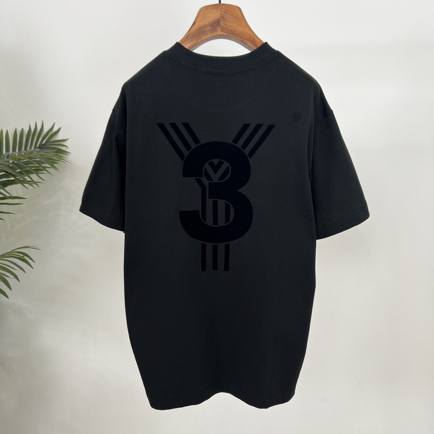p95 Y - 3 25夏季新款T恤帅炸！背后大logo印花超吸睛，索罗纳棉材质舒适感拉满，宽松版型怎么穿都很潮~
颜色：黑、白
码数：S-2XL